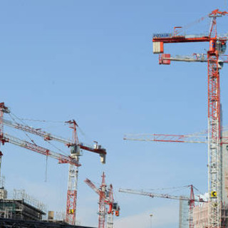 Senza salario da mesi, 4 operai salgono su una gru in un cantiere a Pietra Ligure