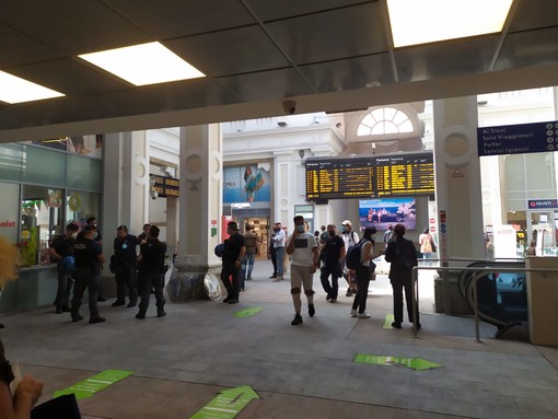 No Green pass, Assoutenti: "Un flop le manifestazioni, ma li denunciamo per procurato allarme" No Green pass, Assoutenti: "Un flop le manifestazioni, ma li denunciamo per procurato allarme"