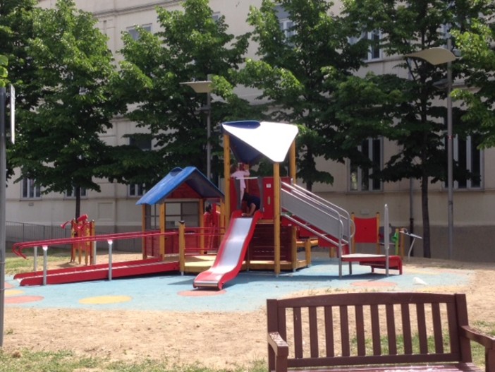 Savona, giardini via Verdi: i nuovi giochi per bambini diversamente abili pronti per il passaggio del Giro d'Italia