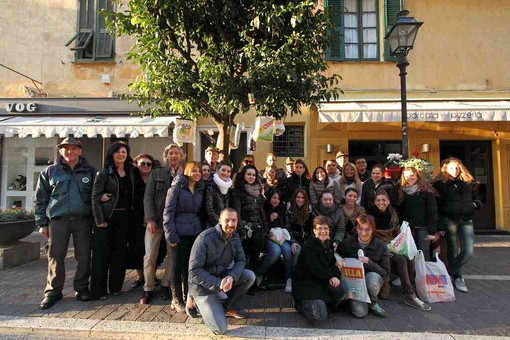 Alassio, gli alberi di via Torino testimonial per la colletta alimentare Alassio, gli alberi di via Torino testimonial per la colletta alimentare