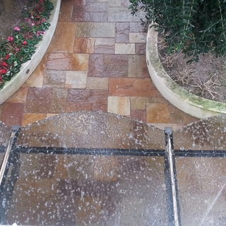Dal sole, alla pioggia, alla grandine: il cielo savonese regala spettacolo e preoccupazione