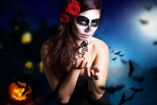 Halloween, serate e cene a tema dark, come vestirsi con stile ma senza risultare mascherati