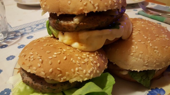 Il termine hamburger sarà valido solo per cibi a base di carne