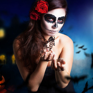 Halloween, serate e cene a tema dark, come vestirsi con stile ma senza risultare mascherati