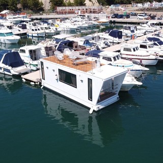 Arriva ad Andora la prima HOUSEBOAT della Liguria: un nuovo modo di vivere il mare firmato BlueBay Group SRL e Skorpion SRL Arriva ad Andora la prima HOUSEBOAT della Liguria: un nuovo modo di vivere il mare firmato BlueBay Group SRL e Skorpion SRL