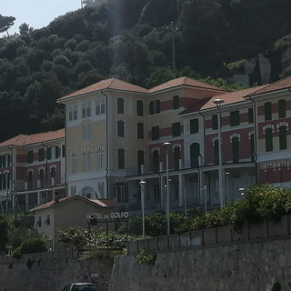 I boss "padroni" dell'hotel del Golfo a Finale Ligure: i commenti del sindaco e dell'Associazione Albergatori