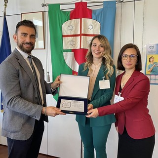 Medusei consegna la targa della Presidenza del consiglio regionale alla maestra Ilaria Gallio