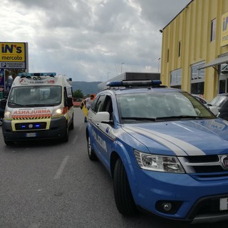 Signora inciampa di fronte all'In's di Cisano, intervento dell'ambulanza