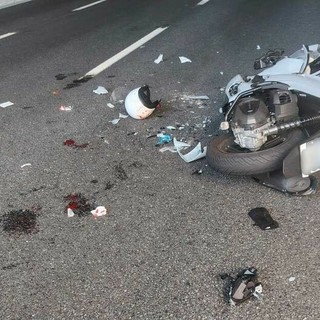 Incidente tra tre mezzi in A10, il motociclista ferito è ricoverato in terapia intensiva