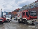 Colpito da un rimbalzo del tubo mentre gettava cemento da sette metri d'altezza: incidente sul lavoro al porto di Vado per un operaio