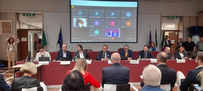 Rigassificatore, Toti dopo l'incontro in Provincia: "Previsto dal Piano energetico nazionale, da presidente sono favorevole per il bene della Liguria e del Paese"