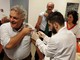 L'immagine del Dott. Eugenio Porfido, Direttore Generale di Asl 2 mentre si fa vaccinare