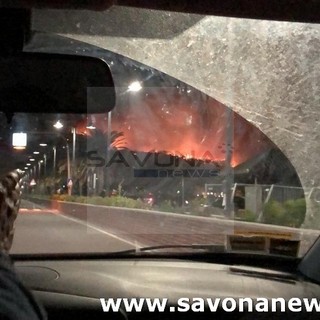 Un grosso incendio colpisce Cogoleto: autostrada chiusa tra Savona e Arenzano in entrambe le direzioni (FOTO e VIDEO)