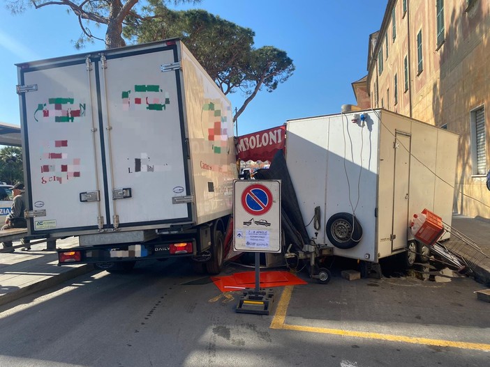 Albenga, calcola male le distanze e con il camion centra un banco di bomboloni