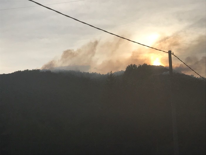 Incendio boschivo tra Giusvalla e Pontinvrea, operazioni di spegnimento rese difficili dal fortissimo vento Incendio boschivo tra Giusvalla e Pontinvrea, operazioni di spegnimento rese difficili dal fortissimo vento