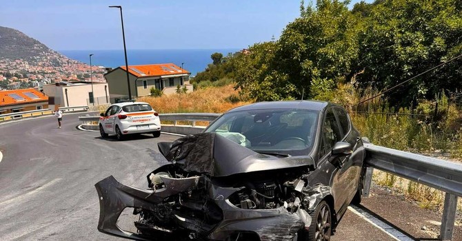 Incidente a Pietra Ligure, 27enne perde il controllo dell'auto e finisce in ospedale Incidente a Pietra Ligure, 27enne perde il controllo dell'auto e finisce in ospedale