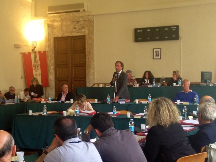 Savona, approvato il bilancio preventivo: ma è bagarre in consiglio comunale sui debiti Savona, approvato il bilancio preventivo: ma è bagarre in consiglio comunale sui debiti