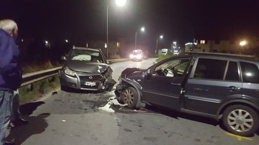 Villanova, scontro tra due auto sull'Aurelia bis: due persone in codice giallo al Santa Corona Villanova, scontro tra due auto sull'Aurelia bis: due persone in codice giallo al Santa Corona