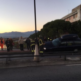 Incidente rocambolesco: automobile rimane incastrata sul "ponte rosso" tra il centro di Albenga e Vadino