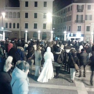 Savona sfila per l'integrazione: ieri sera il corteo “Io sto con la sposa” Savona sfila per l'integrazione: ieri sera il corteo “Io sto con la sposa”