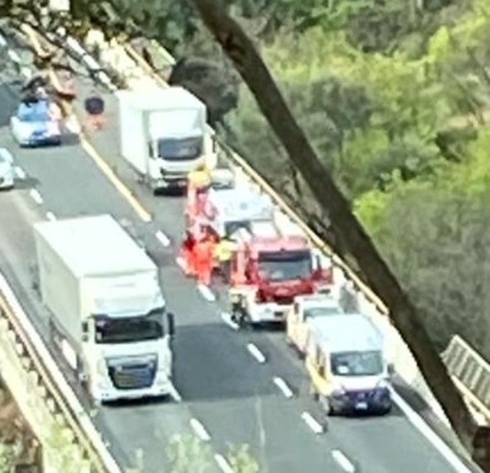 A10, tamponamento auto-furgone tra Albisola e Celle: soccorsi mobilitati, disagi al traffico