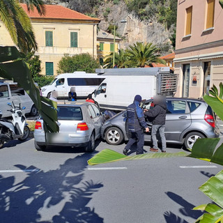 Finale, scontro tra auto al bivio tra l'Aurelia e via Genova