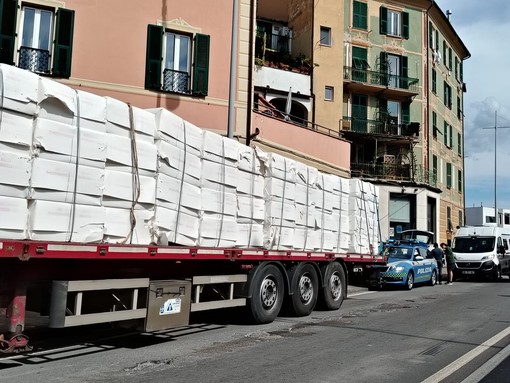 Savona, incidente in corso Mazzini: tir aggancia un'auto, traffico in tilt (FOTO)
