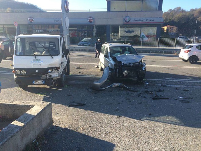 Scontro tra vetture a Cairo Montenotte in corso Brigate Partigiane