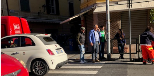Taxi investe donna sulle strisce a Loano: trasporto al Santa Corona
