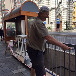 Savona, a Zinola cittadini “armati” di pennello in difesa del bene comune Savona, a Zinola cittadini “armati” di pennello in difesa del bene comune