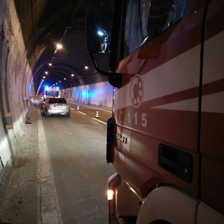 Grave incidente a Murialdo: auto si schianta contro un pullman (le foto)