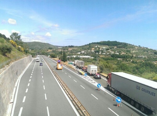 Auto in contromano sull'autostrada per circa 24 chilometri, poteva essere una strage Auto in contromano sull'autostrada per circa 24 chilometri, poteva essere una strage