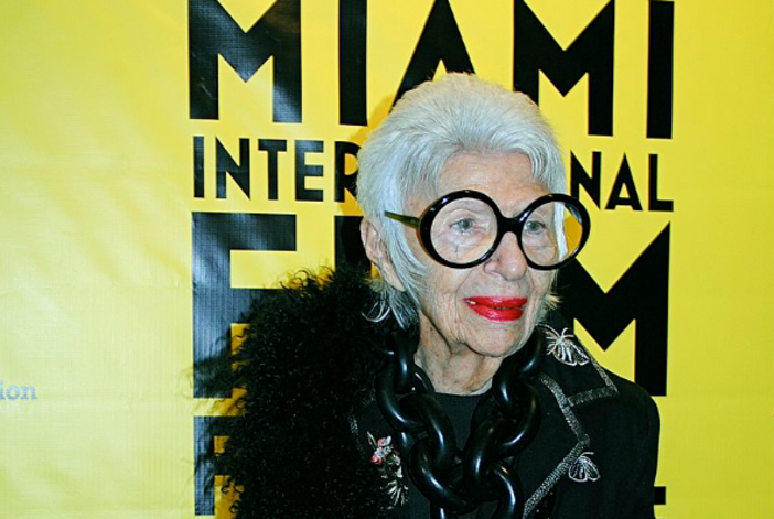 Addio a Iris Apfel: si è spenta a 102 anni un’icona leggendaria di stile