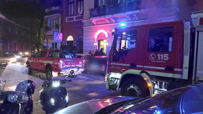 Savona, incendio in via Famagosta: traffico bloccato Savona, incendio in via Famagosta: traffico bloccato