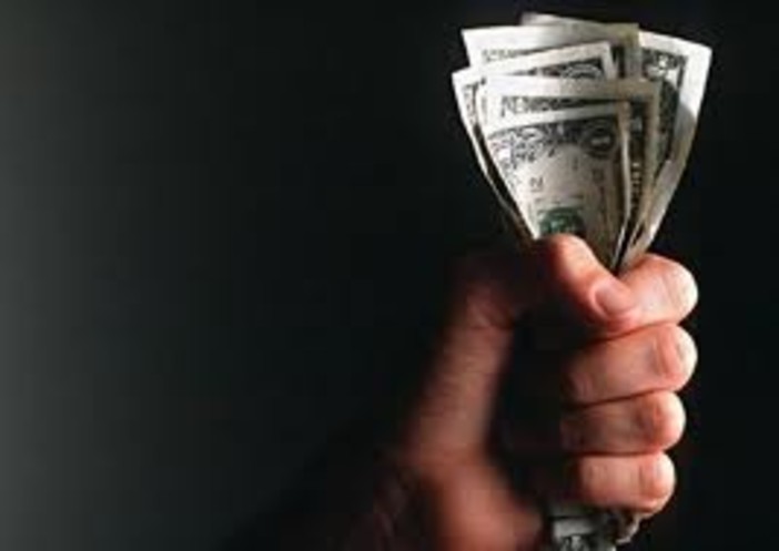 Flash mob di Rifondazione a Loano: “calpesta il debito” Flash mob di Rifondazione a Loano: “calpesta il debito”