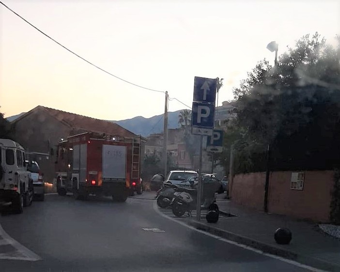 Borgio, principio d'incendio in un terreno agricolo: intervento dei vigili del fuoco