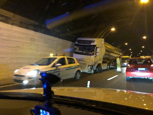 Incidente sulla A10 tra Finale Ligure e Spotorno: code per 8 km