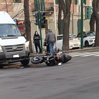 Savona, incidente tra moto e furgone in corso Mazzini (FOTO)