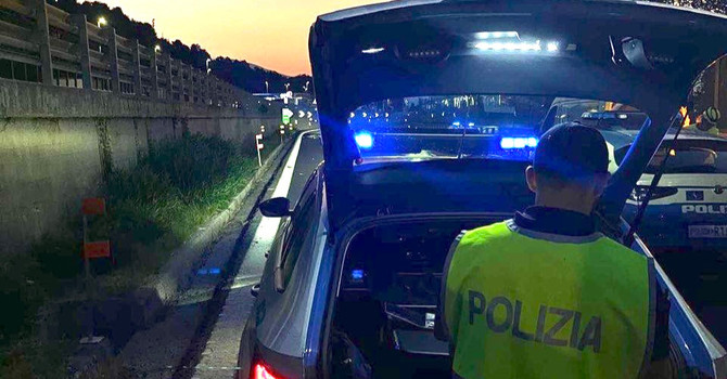 A10, incidente mortale tra Varazze e Arenzano: muore un motociclista, quattro feriti. Tratto chiuso verso Genova