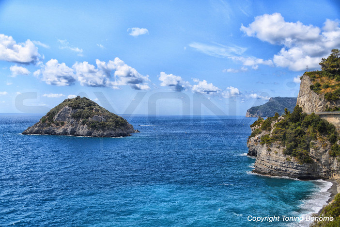 Perde la fede nuziale in spiaggia a Bergeggi: la ritrova grazie ad un metal detector