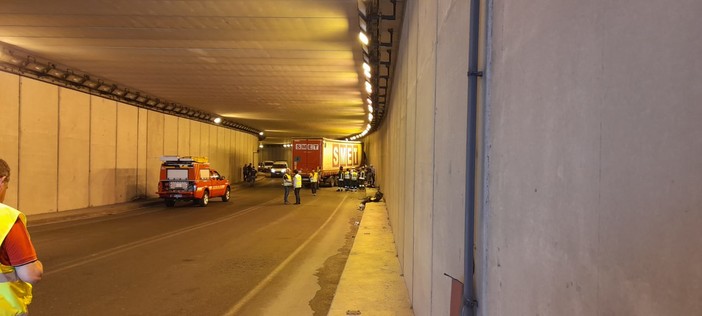 Incidente nella Galleria dell'Arsenale di Savona: una ragazza in codice giallo al Santa Corona, traffico in tilt Incidente nella Galleria dell'Arsenale di Savona: una ragazza in codice giallo al Santa Corona, traffico in tilt
