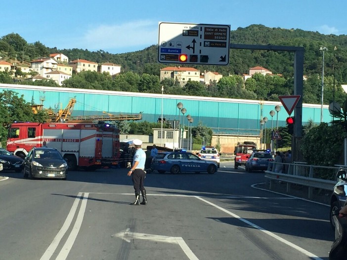 Vado Ligure, gravissimo incidente all'incrocio tra via Piave e via Verdi