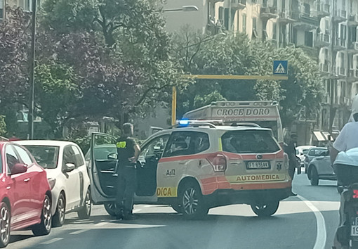 Scontro tra una moto e uno scooter in corso Vittorio Veneto a Savona: un giovane in codice giallo