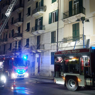Savona, fiamme in un tetto in via XX Settembre: intervento dei vigili del fuoco Savona, fiamme in un tetto in via XX Settembre: intervento dei vigili del fuoco