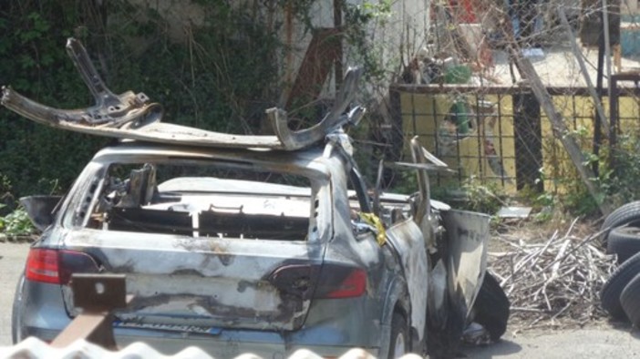 Muoiono carbonizzati sulla A10: secondo l'autopsia il primo decesso sarebbe della donna