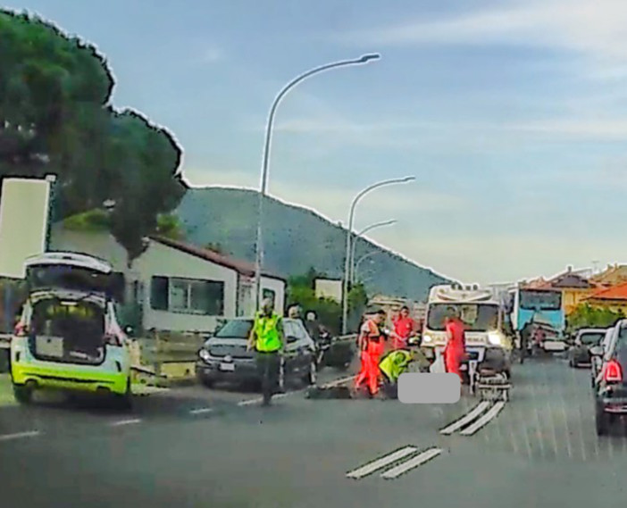Auto travolge un ottantenne sull'Aurelia a Ceriale
