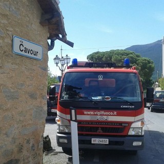 Albenga, incendio abitazione a Campochiesa: quattro persone intossicate