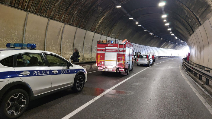 Finale, carambola nella galleria della Caprazoppa: nessun ferito, disagi al traffico Finale, carambola nella galleria della Caprazoppa: nessun ferito, disagi al traffico