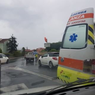 Albenga, scontro tra auto e furgoncino del comune: un ferito all'ospedale Santa Corona (FOTO)