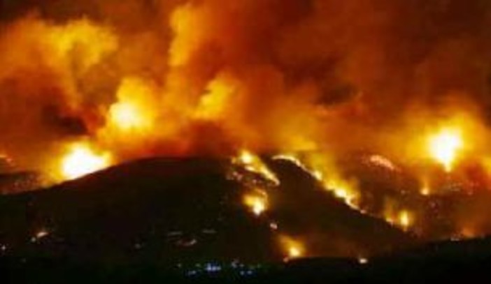 Castelbianco: in fiamme i boschi dell'hinterland di Albenga